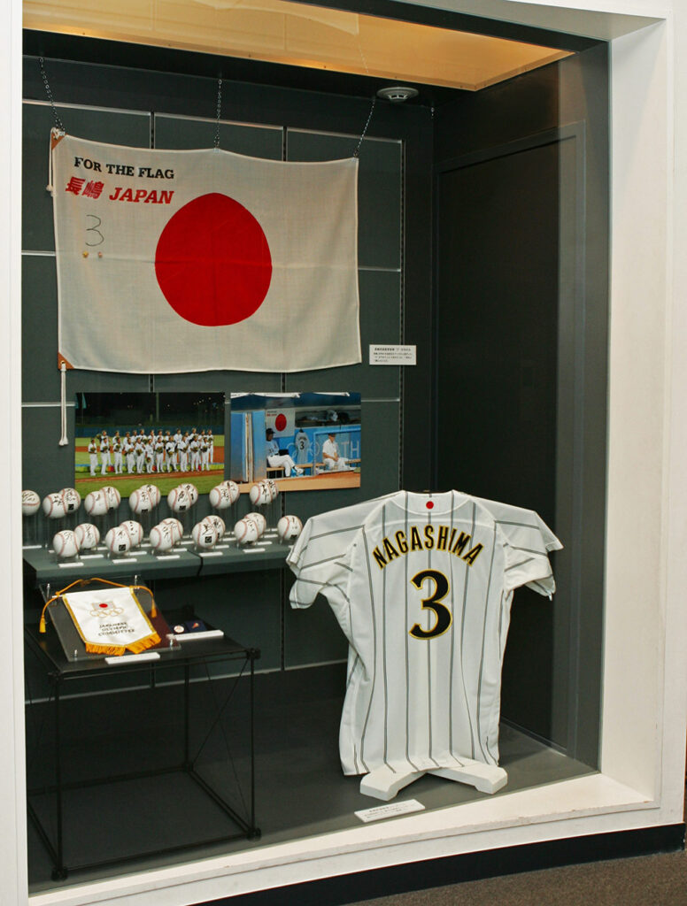 長嶋日本代表監督のユニフォームと日の丸 - 野球殿堂博物館