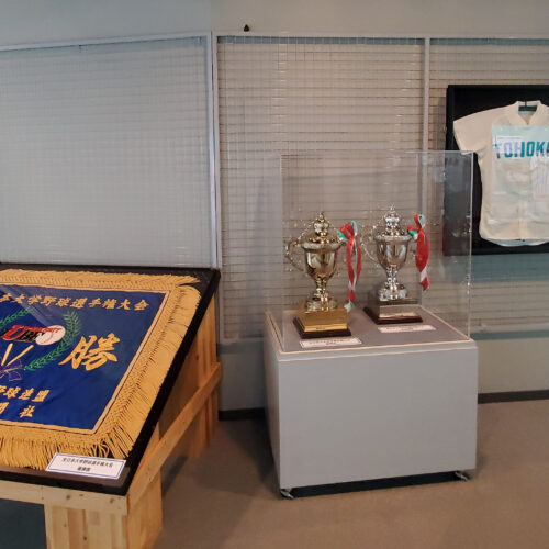 野球殿堂博物館「全日本大学野球選手権大会」開催を記念して、大会優勝旗、優勝杯、準優勝杯などを展示！